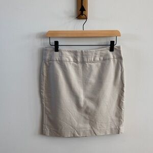 🤍 Banana Republic Cream Skirt
Size 4P (Petite)